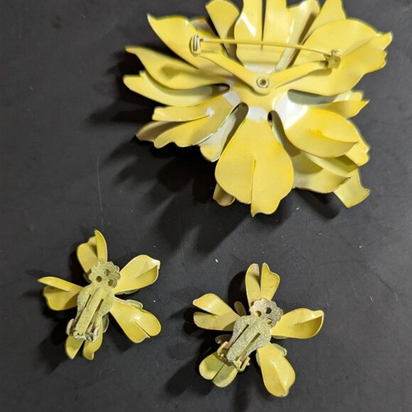 Yellow Enamel Daisy Clip Earrings Brooch Pin Set  Vintage Flower Power Retro - Picture 4 of 7
